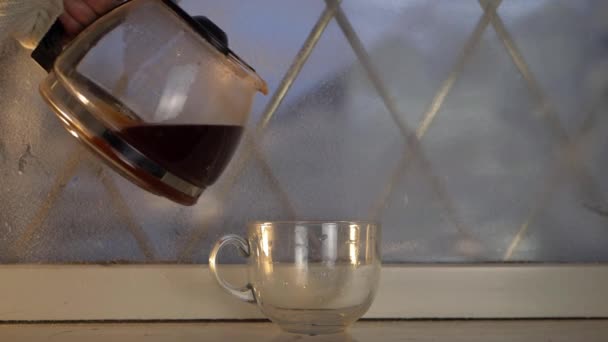 Hand Gieten Vers Gebrouwen Hete Koffie Winter Venster Medium Schot — Stockvideo