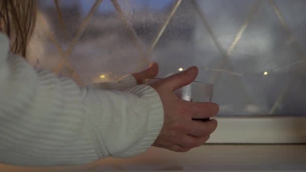 Rozgrzewające Ręce Kubku Gorącej Kawy Zimowym Oknie Domu Zamknij — Wideo stockowe