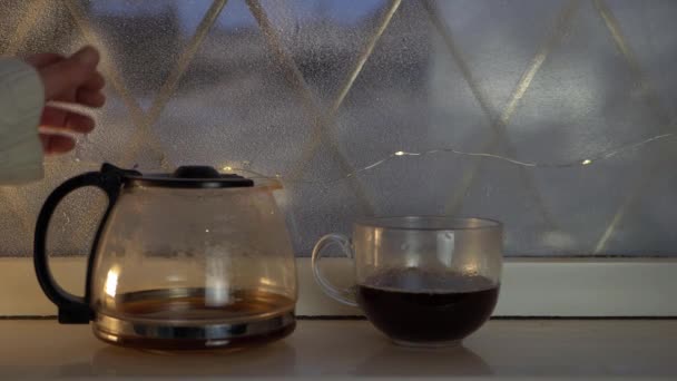 Het Bereiden Van Vers Gebrouwen Hete Koffie Winter Venster Medium — Stockvideo