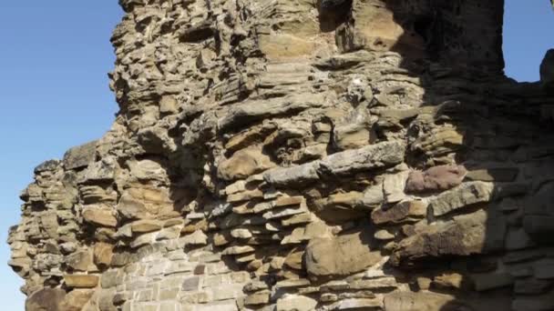 Sandal Castle Ruins Archway Blue Sky Medium Tilting Shot — Vídeos de Stock