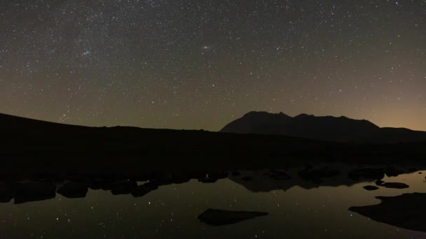 Черные Камни Озере Звезды Движущиеся Темном Ночном Небе Персейд Метеоритный — стоковое видео