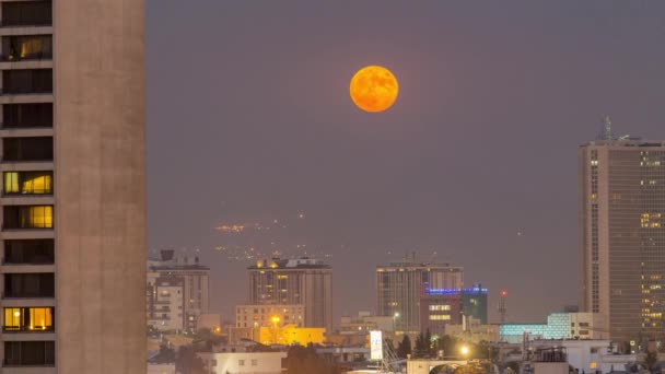 Sciocco Luna Sorgere Dietro Città Edifici Torre Teheran — Video Stock