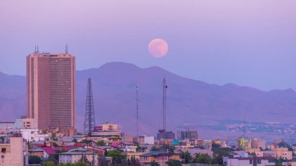 Luna Rosa Eleva Sobre Montaña Paisaje Ciudad Teherán — Vídeos de Stock
