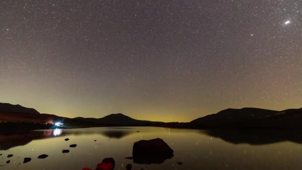 Υπέροχος Κινούμενος Γαλαξίας Πάνω Από Λίμνη Στα Ψηλά Βουνά Στο — Αρχείο Βίντεο