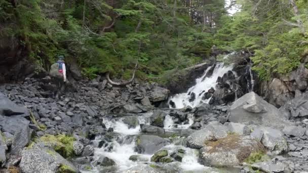 Caminante Escalando Empinada Montaña Rocosa Con Cascadas Parque Forestal Alaska — Vídeos de Stock