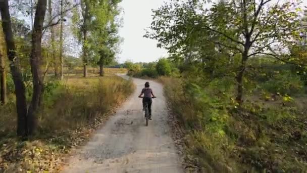 Girl Wearing Helmet Riding Mountainbike Riding Country Road Forest Drone — Stockvideo