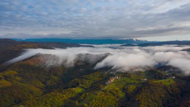 Morning Autumn Dense Fog Rolling Hillside Ridge Valley Aerial Timelapse – stockvideo