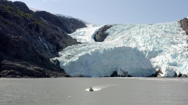 Man Driving Speedboat Sea Alaska Mountain Glaciers Background Aerial — стоковое видео