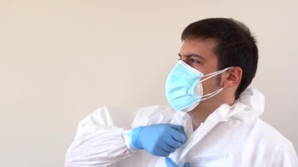 Doctor White Ppe Suit Putting Hood — Stockvideo