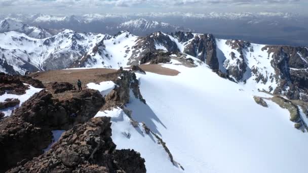 Aerial Dolly Man Standing Peak Perito Moreno Hill Enjoying Panoramic — 图库视频影像