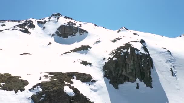 Aerial Lowering Very Skilled Sportsman Skiing Snow Covered Steep Slope — Vídeo de stock