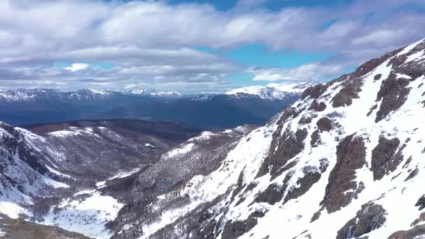 Aerial Dolly Out Flying Hielo Azul Hill Covered Snow Wintertime — Stock video