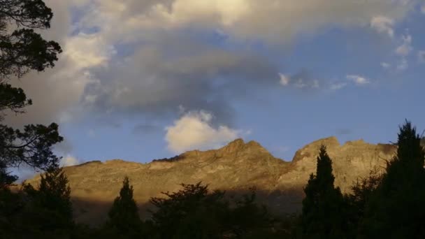 Timelapse Clouds Passing Piltriquitron Hill Framed Vegetation Bolsn Patagonia Argentina — ストック動画