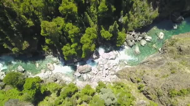 Aerial Top Track Right Rio Azul Stream Flowing Rocks Surrounded — Vídeo de Stock