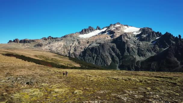 Two People Hikig Snowy Peak Perito Moreno Hill Bolsn Patagonia — Wideo stockowe