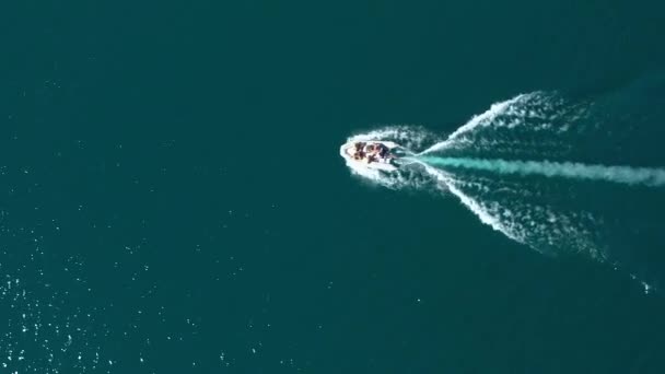 Aerial Top Dolly Group People Sailing Motorboot Puelo Lake Patagonia — Stockvideo