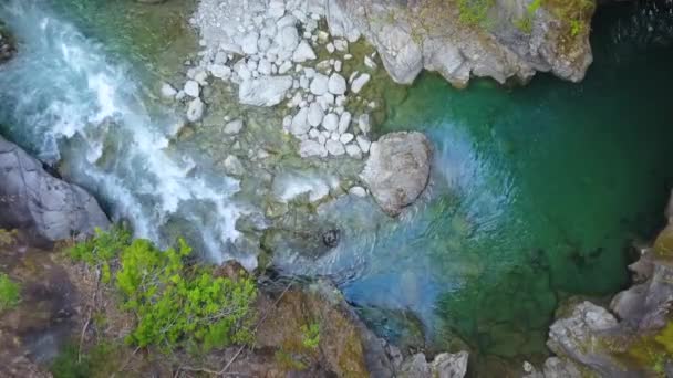 Aerial Top Dolly Out Rio Azul Stream Flowing Rocky Cliffs — Vídeos de Stock