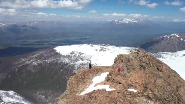 Воздушная Орбиталь Группы Людей Отдыхающих Наслаждающихся Видом Вершину Perito Moreno — стоковое видео