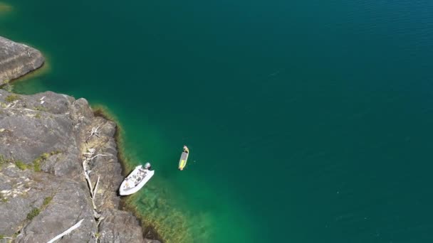 Aerial Top Man Kayak Rocky Shore Turquoise Water Puelo Lake — Stockvideo