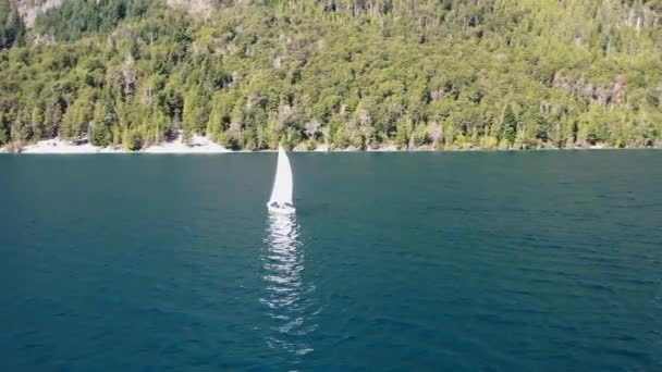 Pan Left Sailboat Navigating Epuyen Lake Mountains Background Puerto Patriada — Vídeos de Stock