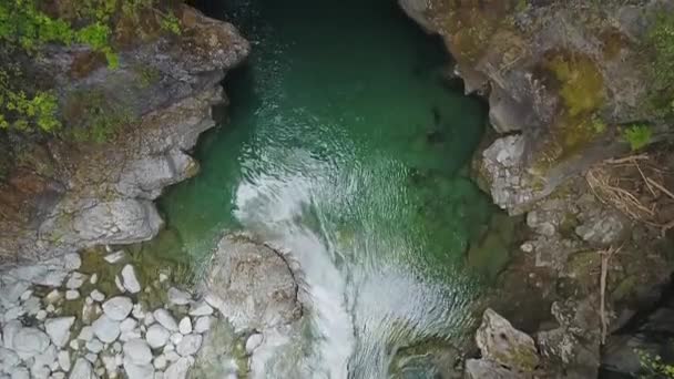 Aerial Tilt Rio Azul Stream Running Rocky Cliffs Surrounded Vegetation — Wideo stockowe