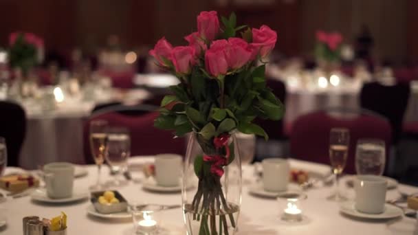 Long Stemmed Pink Roses Glass Vase Set Table White Tablecloth — Stock Video