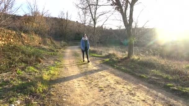 Traveler Walking Beautiful Backlight Sunset — Vídeos de Stock