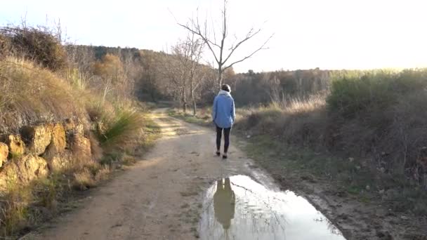 Viajero Caminando Con Reflexión Sobre Agua Carretera Durante Atardecer — Vídeos de Stock