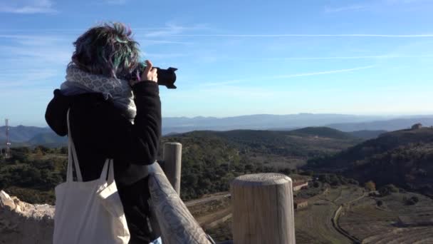 Путешественник Фотографирует Красивом Пейзаже Над Горами — стоковое видео