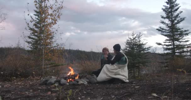 Couple Sitting Campfire Camping Trip Wilderness Alaska Drinking Cups Twilight — Αρχείο Βίντεο