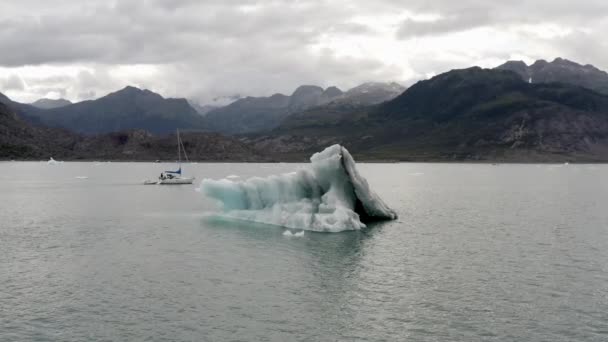 Aerial View Iceberg Boat Cold Water Alaskan Coastline Cloudy Day — Stockvideo