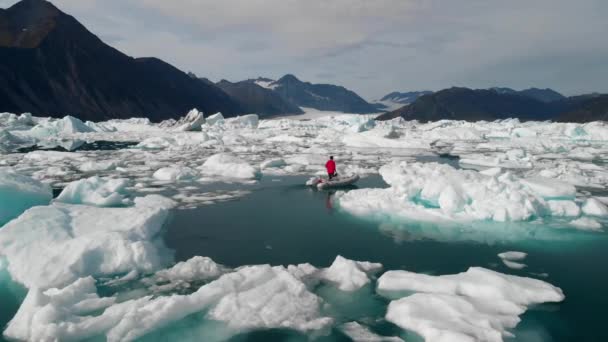 Aerial View Male Motorboat Sailing Icebergs Alaskan Coastline Glacier Melting — ストック動画