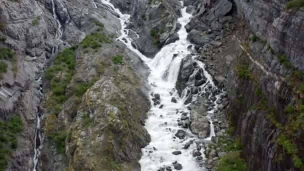 Vista Aérea Rapid Creek Water Falling Rocky Alaskan Hills Paisagem — Vídeo de Stock