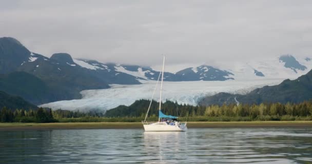 Sailboat Water Massive Glacier Scenic Landscape Alaska Slow Motion — Stockvideo