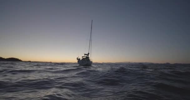 Sailboat Wavy Sea Twilight Slow Motion Wide View Sailing Boat — Vídeos de Stock