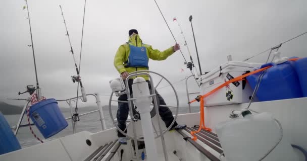Самка Штурвале Сейлбота Застряла Холодной Морской Воде Сильного Ветра — стоковое видео