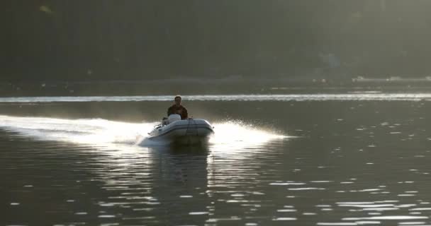 Male Motorboat Moving Water Alaskan Bay Summer Evening Sunlight Backlight — ストック動画