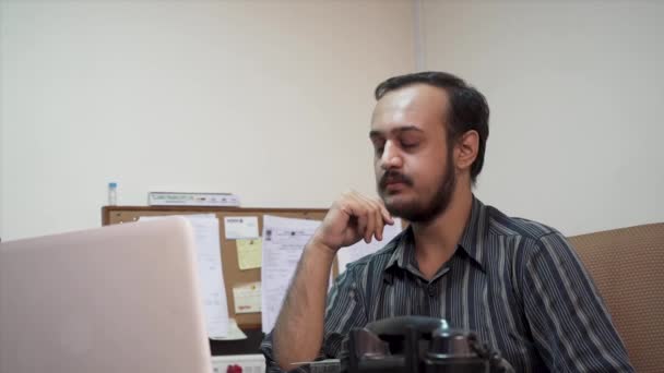 Καταθλιπτικός Και Εξαντλημένος Άντρας Στο Γραφείο — Αρχείο Βίντεο
