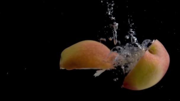 Яблоко Падающее Воду Super Slowmotion Черный Фон Много Воздушных Пузырей — стоковое видео