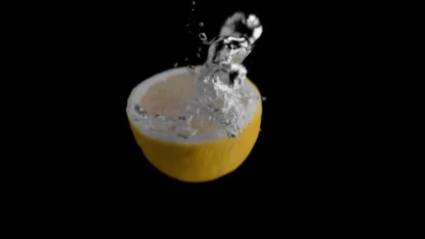 Lemon Falling Water Super Slowmotion Black Background Lots Air Bubbles — Stok video