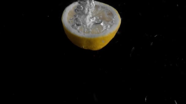 Lemon Falling Water Super Slowmotion Black Background Lots Air Bubbles — Stok video