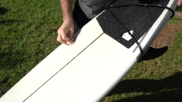 Surfer Puts Wax Prepares Board Enter Sea — Video Stock