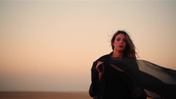 Красивая Арабская Девушка Абайе Пока Ветер Дует Шарф Пустыне Дубай — стоковое видео