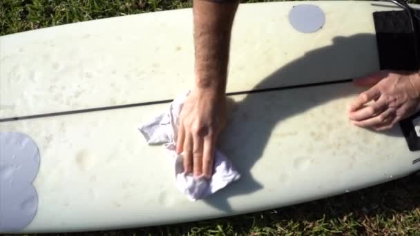 Cleaning Surfboard Grass — Vídeo de Stock