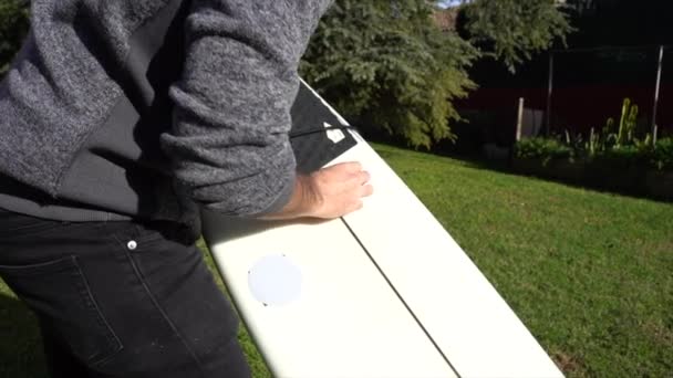 Putting Wax Surfboard Backyard — Video Stock