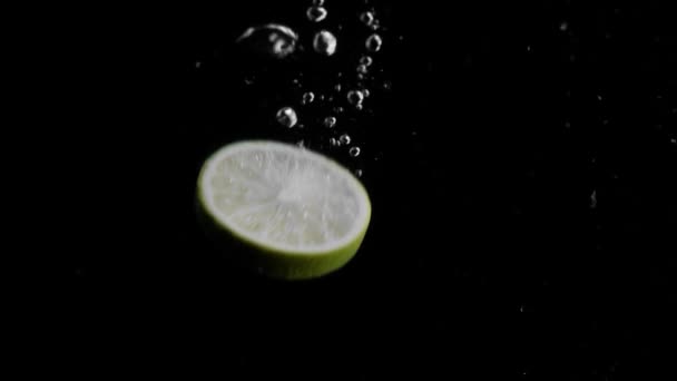 Lime Slice Falling Water Super Slowmotion Black Background Lots Air — Vídeo de Stock