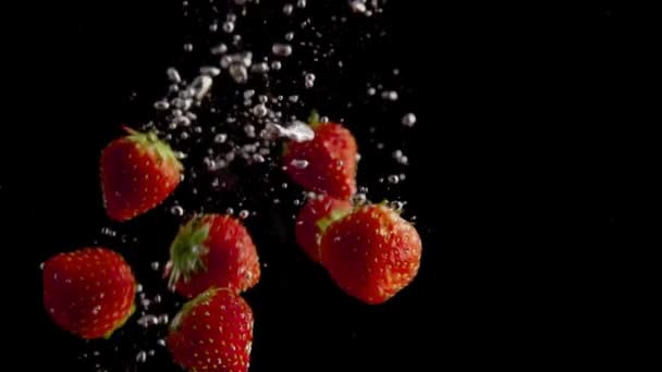 Strawberries Falling Water Super Slowmotion Black Background Lots Air Bubbles — Vídeos de Stock