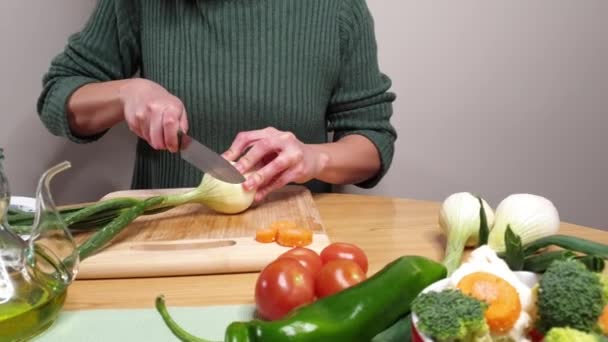 Жінка Ріже Цибулю Столі Здоровою Їжею — стокове відео