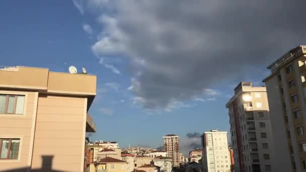 Wolken Schweben Über Der Stadt Schatten Bedecken Alle Gebäude Zeitraffer — Stockvideo