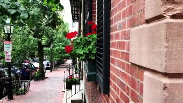 Boston Beacon Hill Neighborhood Federal Style Rowhouses Narrow Gaslit Streets — Stock video